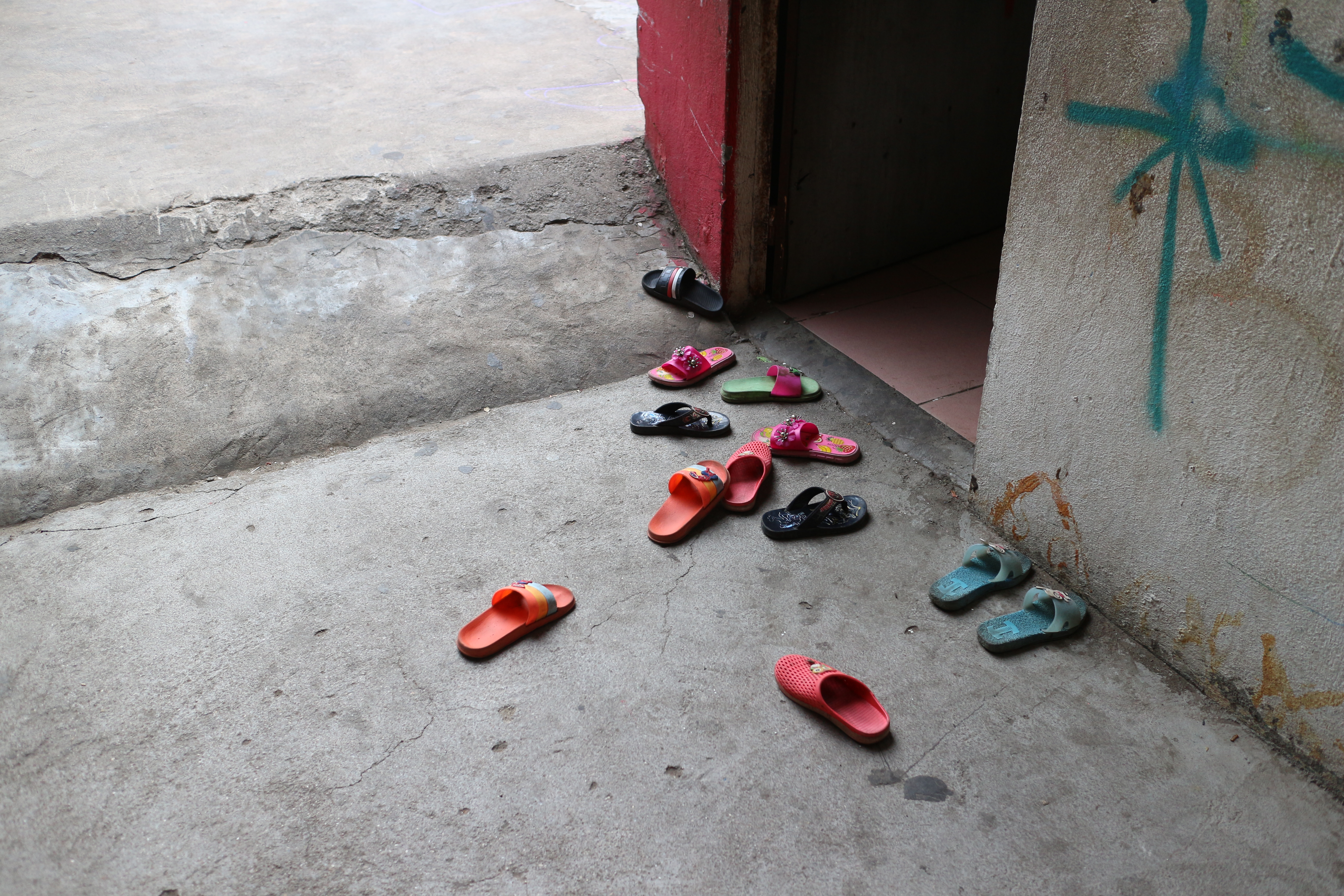 Sandal-sandal para murid Tiny Toones yang dilepas sebelum masuk kelas bahasa Khmer